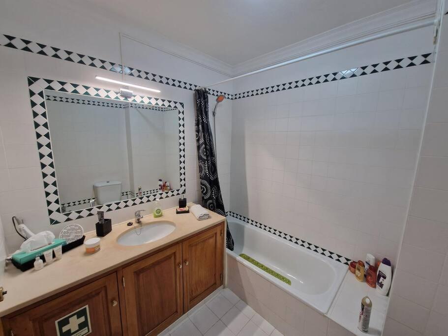 Charming Beachside Apartment- The Perfect Getaway! Albufeira Exterior photo